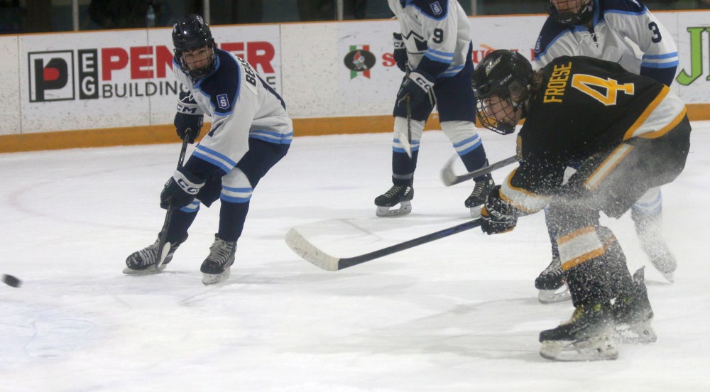 SRSS dominated Selkirk in Winnipeg High School Hockey League action Jan. 8. (Cassidy Dankochik The Carillon)