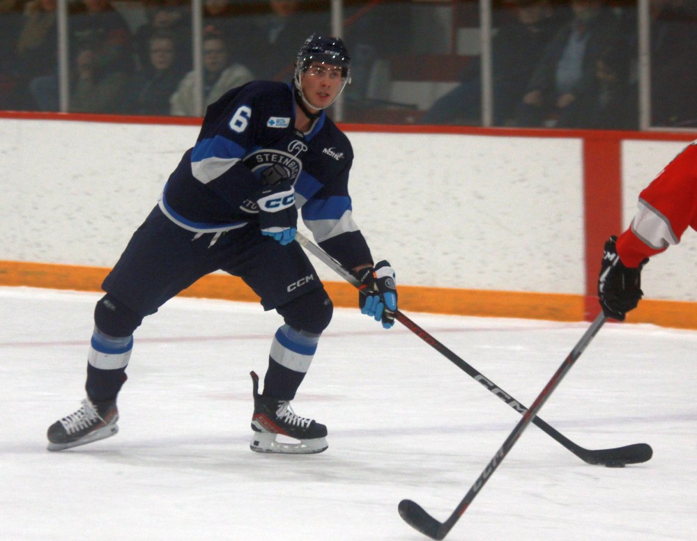 The Steinbach Pistons battled to a 4-1 victory over the Selkirk Steelers Jan. 21 in La Broquerie. (Cassidy Dankochik The Carillon)
