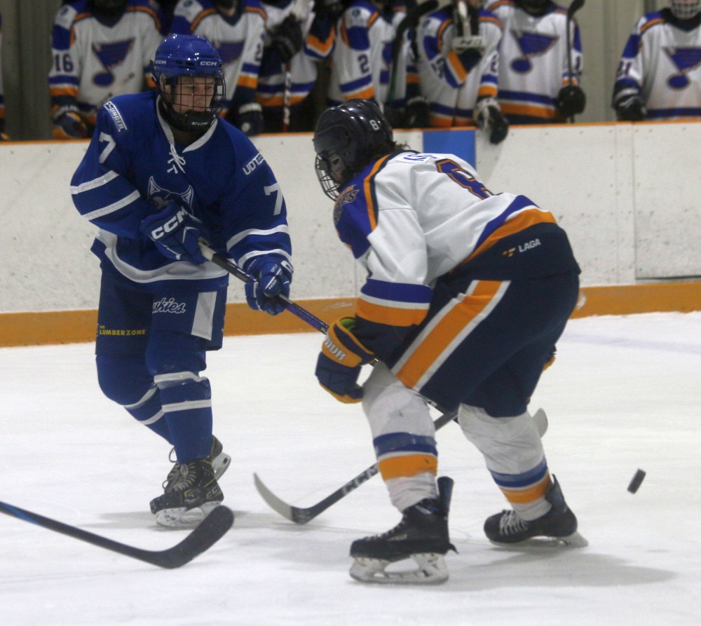 The Steinbach Huskies dominated Landmark 9-4 in HTJHL action Jan. 10. Brandon Thiessen broke the league's all-time scoring record with a second period goal. (Cassidy Dankochik The Carillon)