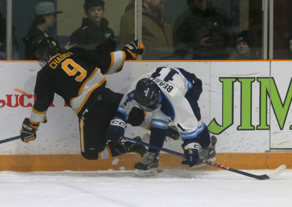 SRSS dominated Selkirk in Winnipeg High School Hockey League action Jan. 8. (Cassidy Dankochik The Carillon)