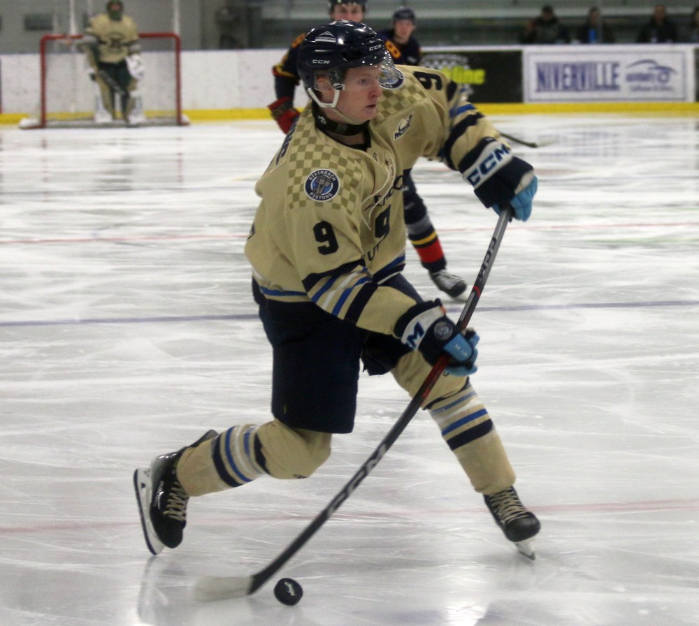 Steinbach and Niverville played a pair of games Jan. 9 and Jan. 11, with the visiting team coming out on top both times. (Cassidy Dankochik The Carillon)