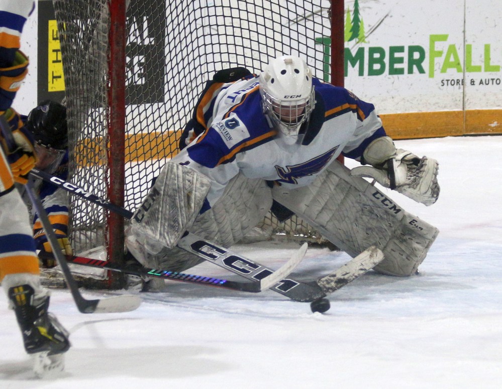The Steinbach Huskies dominated Landmark 9-4 in HTJHL action Jan. 10. Brandon Thiessen broke the league's all-time scoring record with a second period goal. (Cassidy Dankochik The Carillon)