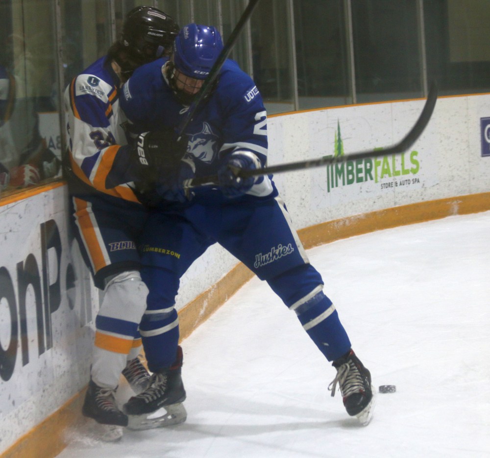 The Steinbach Huskies dominated Landmark 9-4 in HTJHL action Jan. 10. Brandon Thiessen broke the league's all-time scoring record with a second period goal. (Cassidy Dankochik The Carillon)