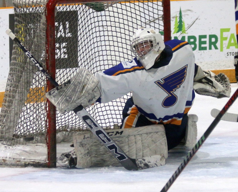 The Steinbach Huskies dominated Landmark 9-4 in HTJHL action Jan. 10. Brandon Thiessen broke the league's all-time scoring record with a second period goal. (Cassidy Dankochik The Carillon)