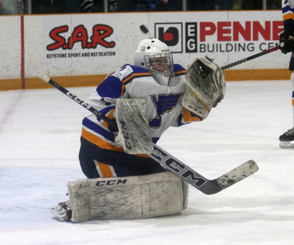 The Steinbach Huskies dominated Landmark 9-4 in HTJHL action Jan. 10. Brandon Thiessen broke the league's all-time scoring record with a second period goal. (Cassidy Dankochik The Carillon)