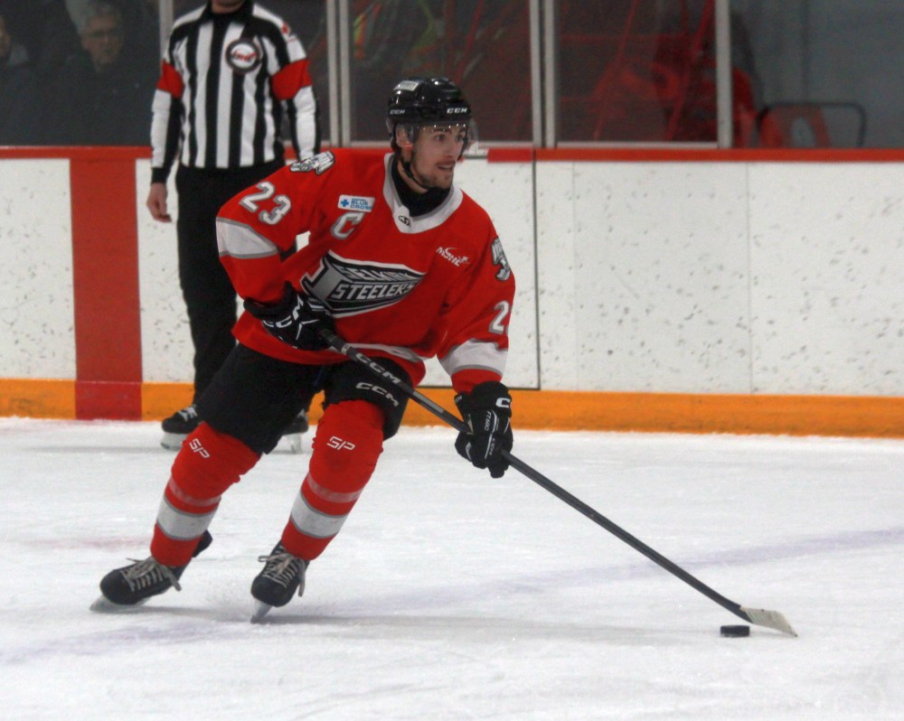 The Steinbach Pistons battled to a 4-1 victory over the Selkirk Steelers Jan. 21 in La Broquerie. (Cassidy Dankochik The Carillon)