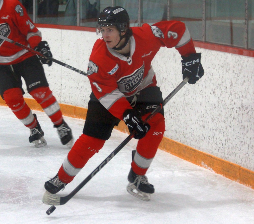 The Steinbach Pistons battled to a 4-1 victory over the Selkirk Steelers Jan. 21 in La Broquerie. (Cassidy Dankochik The Carillon)