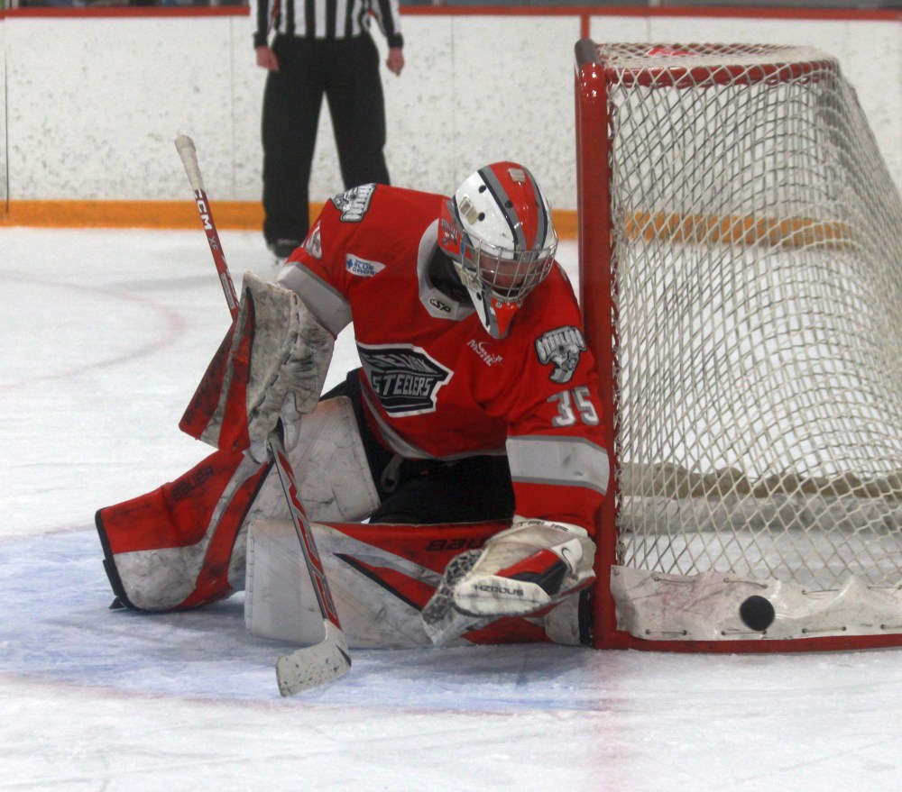 The Steinbach Pistons battled to a 4-1 victory over the Selkirk Steelers Jan. 21 in La Broquerie. (Cassidy Dankochik The Carillon)