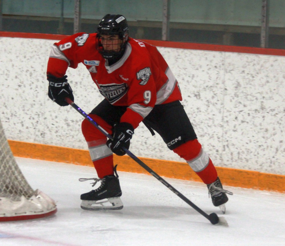 The Steinbach Pistons battled to a 4-1 victory over the Selkirk Steelers Jan. 21 in La Broquerie. (Cassidy Dankochik The Carillon)