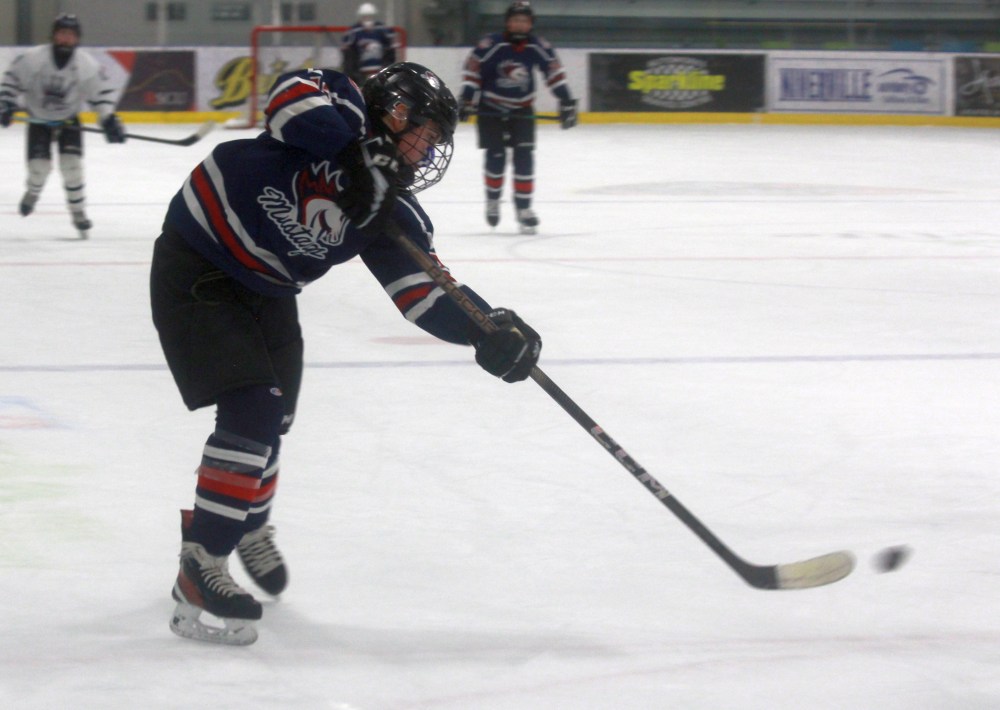 The Mitchell Mustangs played in a U13 minor hockey tournament in Niverville Jan. 18. (Cassidy Dankochik The Carillon)
