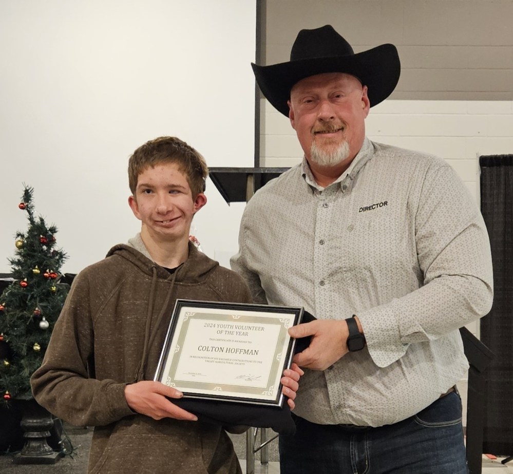 SUPPLIED
Volunteer of the year Kyle Edel accepts his award from past president Brian Wiebe.