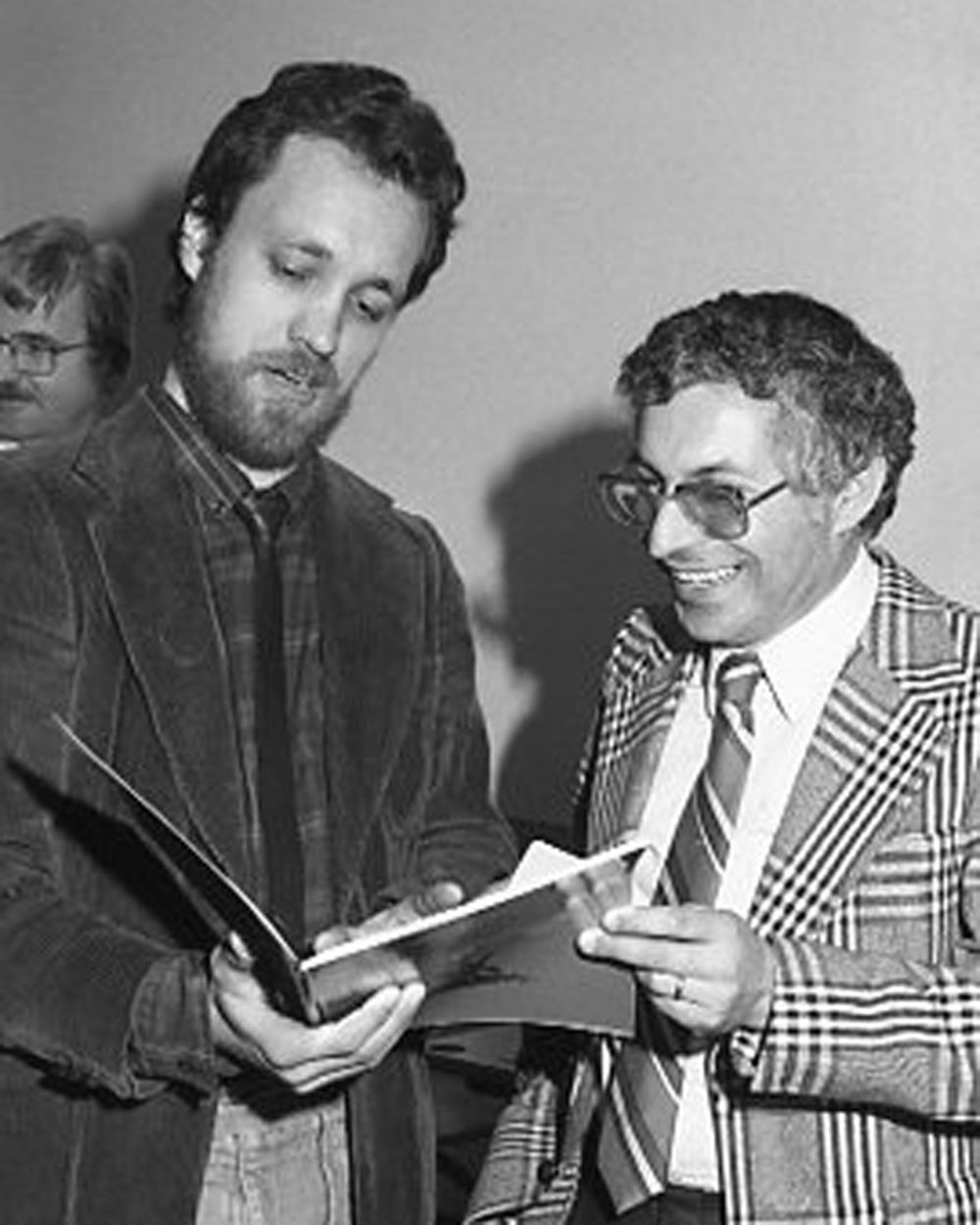 CARILLON ARCHIVES
Multiculturism Canada social development officer Mario Audino (right) looks over the teacher’s manual, which is part of Settling Manitoba the Mennonite Way, with Landmark teacher Gareth Neufeld, who created the education kit.