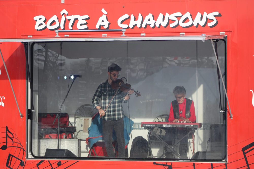 CHRIS GAREAU THE CARILLON
Alexandre Tétrault is boxed in the outdoor stage boîte a chansons at Festival du Voyageur on a frigid first Saturday. The Lorette musician is back performing outside this Saturday, which is expected to be much more temperate for the audience.