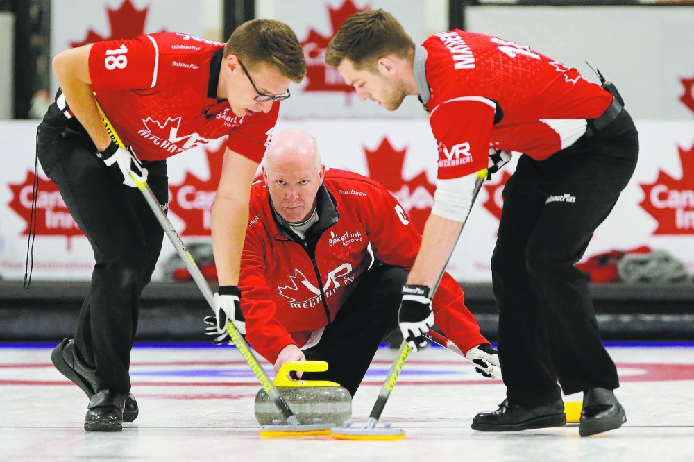 JOHN WOODS / WINNIPEG FREE PRESS
Glenn Howard curls against Reid Carruthers in the 2017 Canad Inns Men's Classic final in Portage La Prairie Monday, October 16, 2017. The now-retired four-time world champion will be lending his coaching talents to St Adolphe's team Kate Cameron at the Scotties.