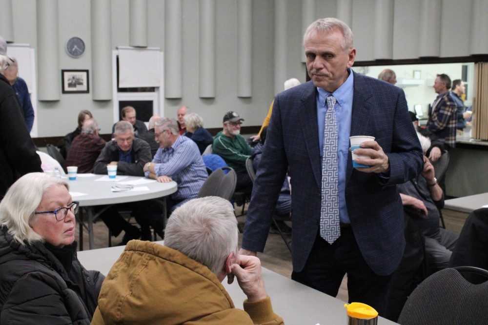 GREG VANDERMEULEN THE CARILLON
PC leadership candidate Wally Daudrich chats with attendees at the La Verendrye PC Association AGM in Grunthal.