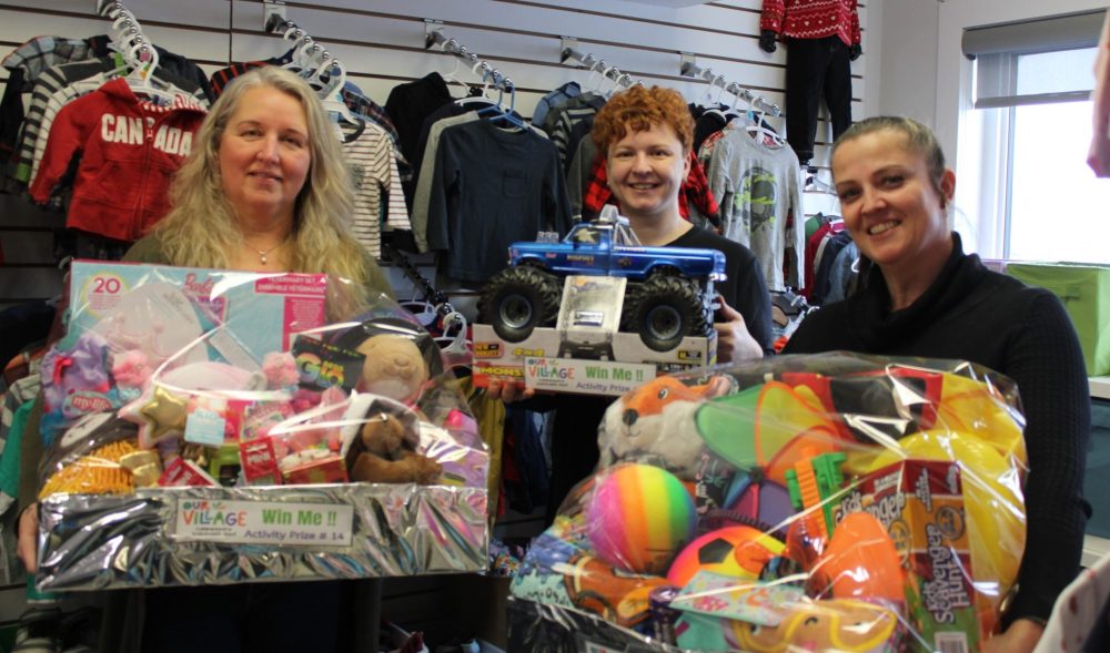 GREG VANDERMEULEN THE CARILLON
Steinbach Family Resource Centre staff Josie Fast, Daryna Malyukh and executive director Jo-Anne Dalton show off some of the prizes for the event.