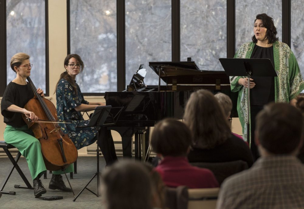 SUBMITTED BY FLIPSIDE OPERA
Judy Oatway sings a song during the Winter Words event by Flipside Opera on Feb. 3, 2024. She will sing in Steinbach on April 13 at the SCU Studio in the Steinbach Cultural Arts Centre.
