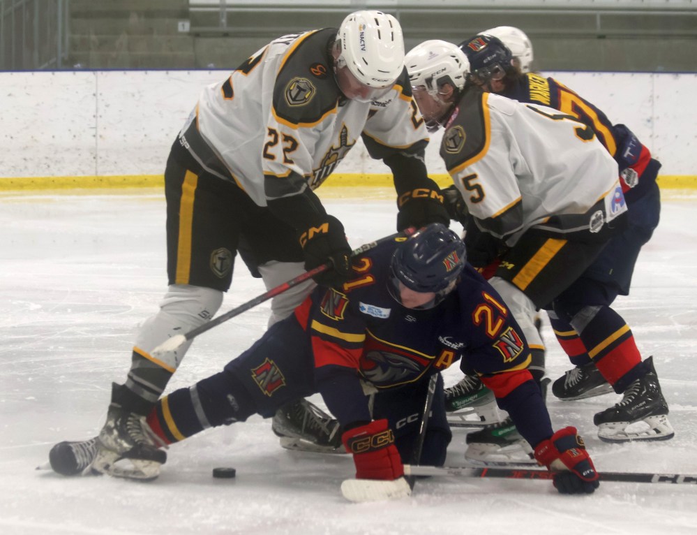 Dawson Zeller and the Niverville Nighthawks have been stumbling since clinching a MJHL playoff spot, including a 5-2 loss to Neepawa March 9. (Cassidy Dankochik The Carillon)