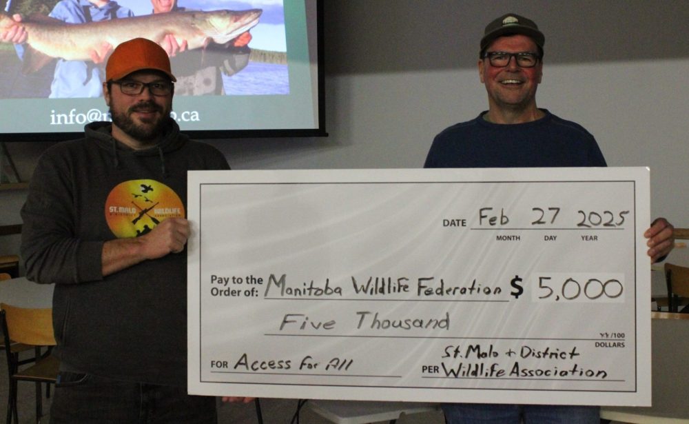 GREG VANDERMEULEN THE CARILLON
Ian Kirby, president of the St Malo & District Wildlife Association presents a donation to Rob Olson of the Manitoba Wildlife Federation.