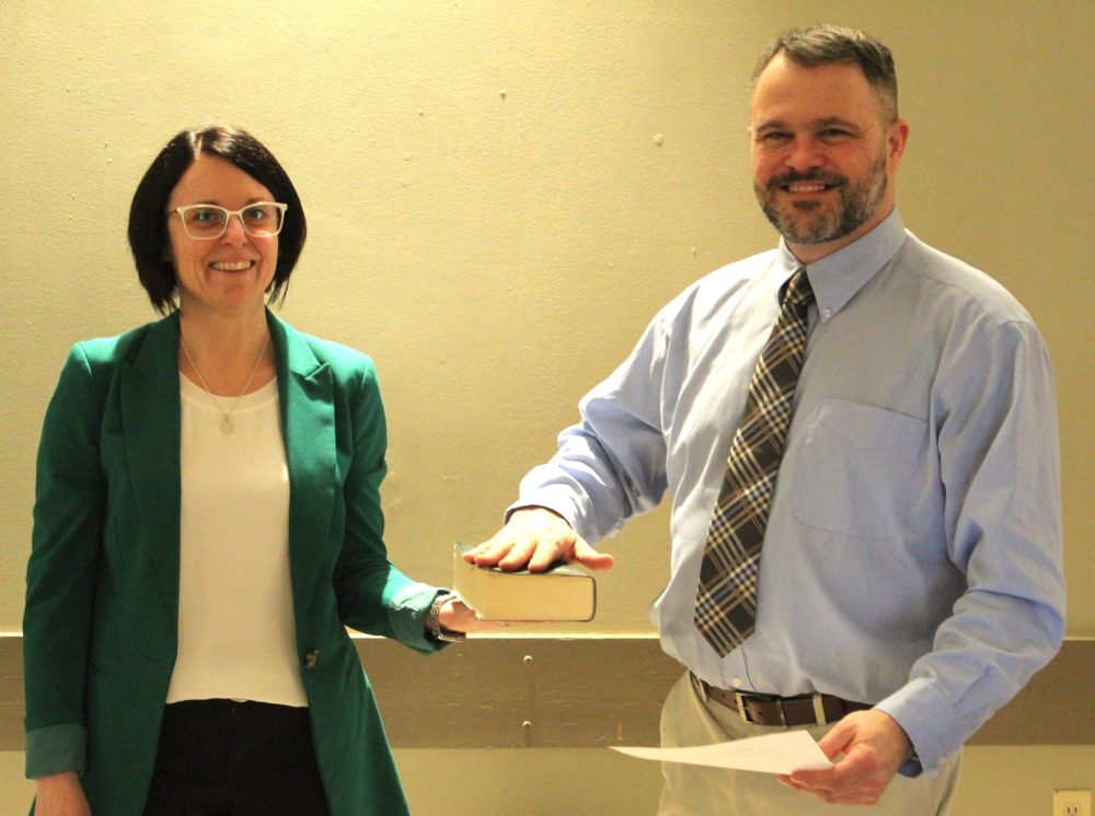 CHRIS GAREAU THE CARILLON
New St-Pierre-Jolys Coun. Maurice (Moe) Banville is sworn by CAO Tina Bubenzer ahead of the March 5 council meeting and public hearing held at the community hall.