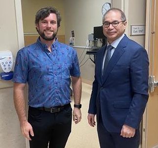 Submitted by Doctors Manitoba
Dr. Dennis Paige spoke with Doctors Manitoba president Dr. Randy Guzman during Guzman’s visit to Bethesda Regional Health Clinic on March 27. Guzman found that most doctors are concerned with recruitment and retention.
