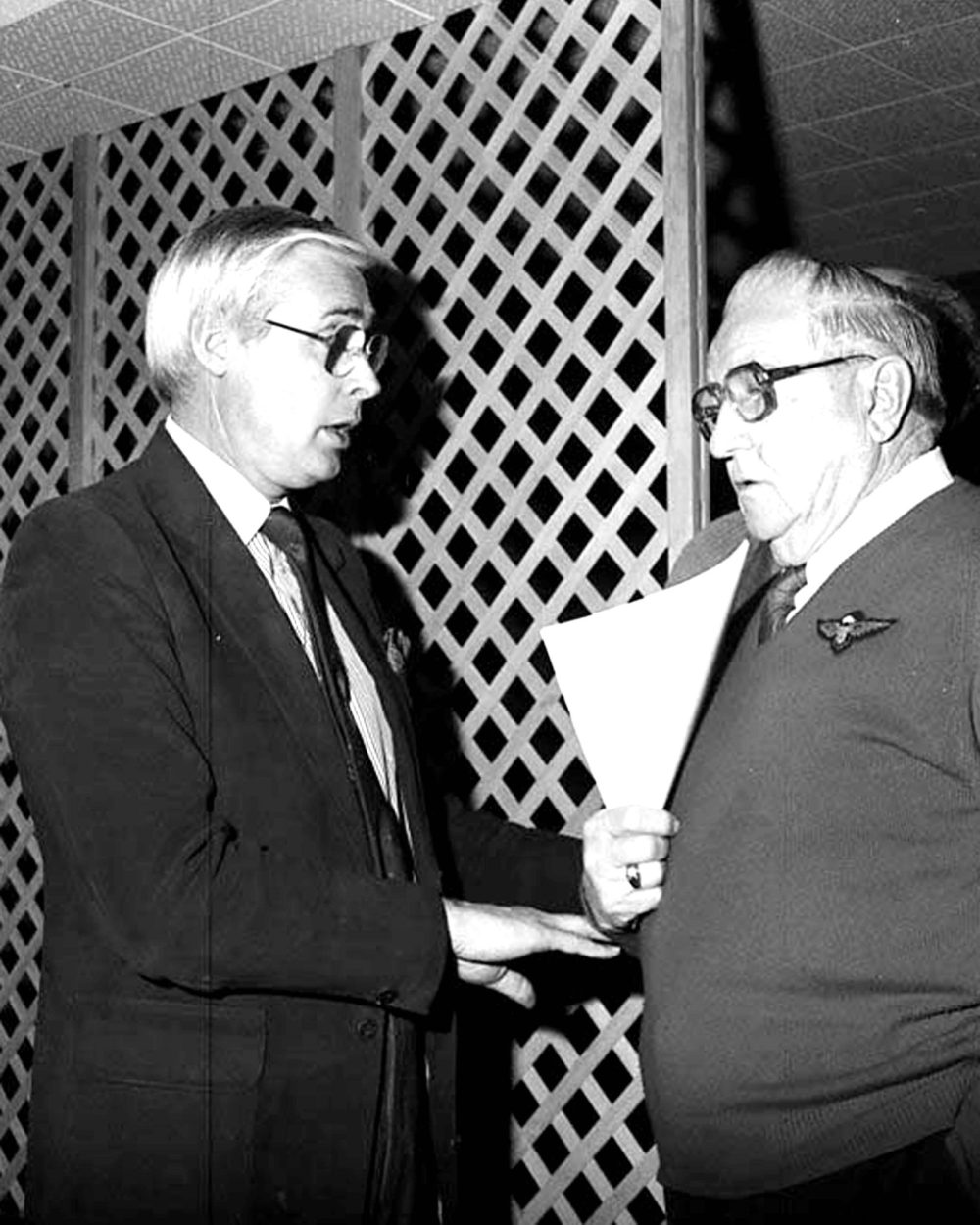 CARILLON ARCHIVES
Jake Epp and Steinbach Mayor A.D. Penner chat during a 1985 visit to his home province by the popular Provencher MP.