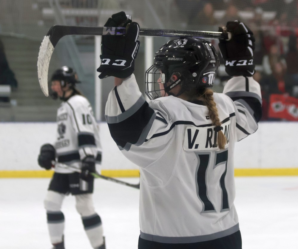 The Eastman Selects won a winner-takes-all game five against the Winnipeg Avros March 29. (Cassidy Dankochik The Carillon)