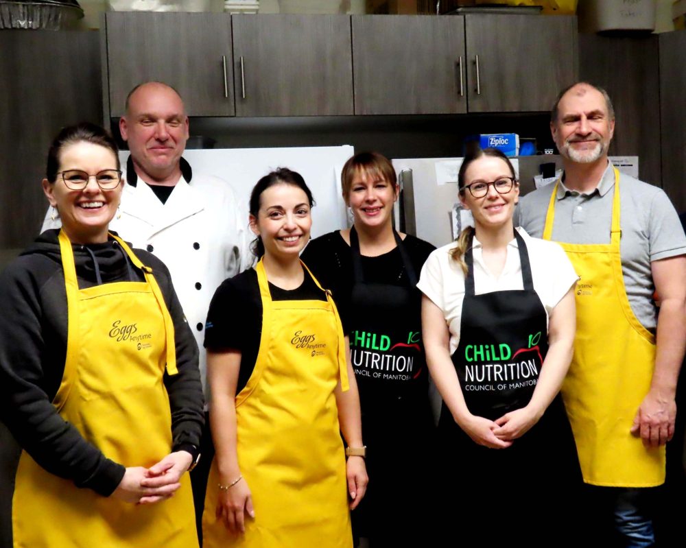 WES KEATING THE CARILLON
Joining John Holmes (second from left) in the kitchen at Parc La Salle School are: MEF chair Catherine Kroeker-Klassen, MEF marketing manager Adriana Findlay, Child Nutrition Council dietician Allison Austman, CNC dietician and branch manager Clara Birnie, and MEF grant manager Cory Ryback.