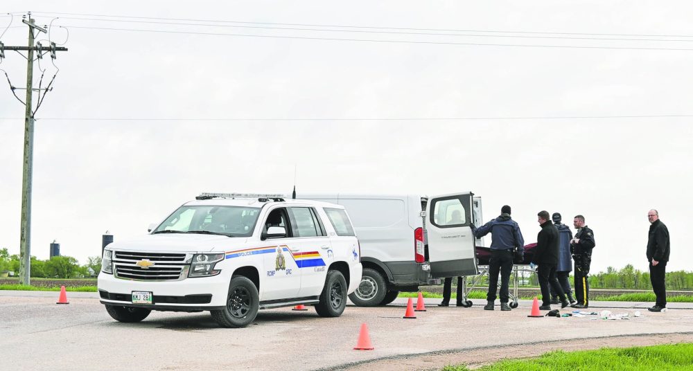 ALEX LAMBERT CARILLON ARCHIVES
Officials remove the body of the 51-year-old Ste Anne man shot by police on Highway 52 near La Broquerie May 24, 2024. The Independent Investigation Unit of Manitoba has deemed the shooting justified.