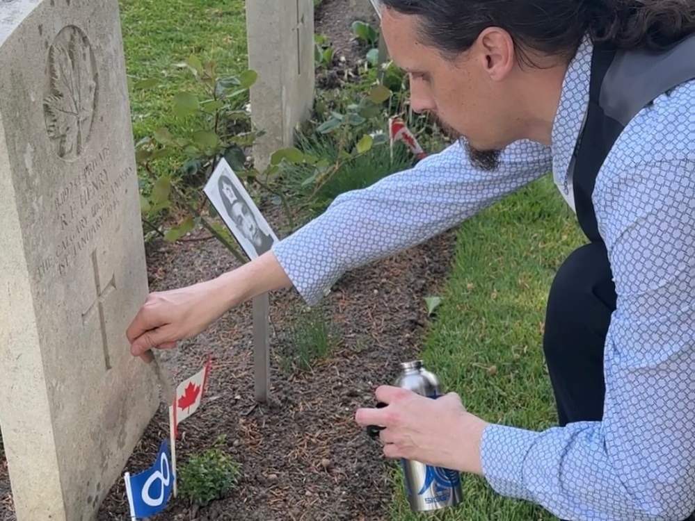 FACEBOOK GILLES CREVIER
Gilles Crevier sprinkles a handful of Red River soil over the grave of a Metis soldier. The Creviers sprinkled soil on the graves of 15 Metis soldiers who were buried in the cities of Groesbeek and Holten in the Netherlands.