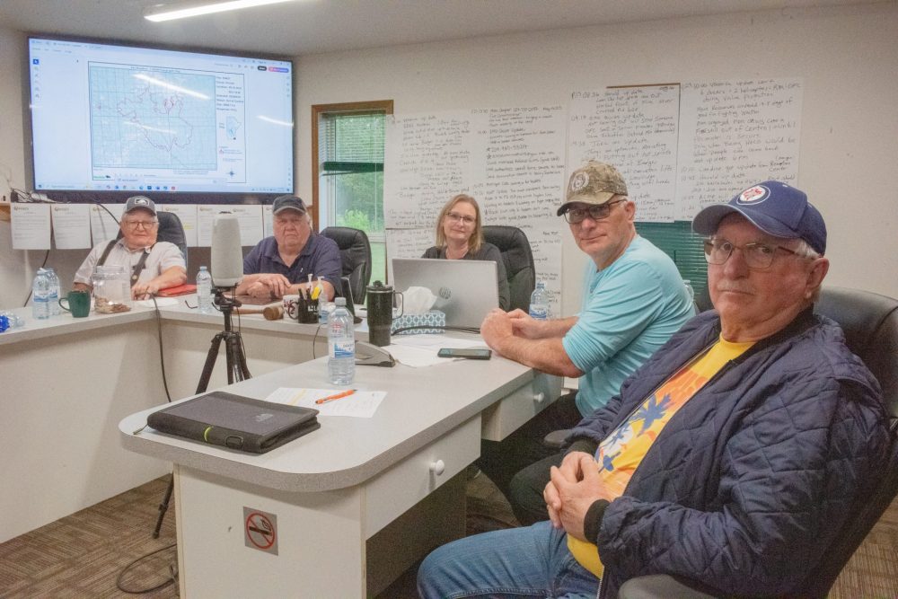SVJETLANA MLINAREVIC THE CARILLON
Mayor Wayne Anderson (second from the left) and council members Dale Edbom, David Beaudry, and Mark Bernard along with assistant Carrie Dokken made up the command centre at the RM of Piney office in the town of Vassar.