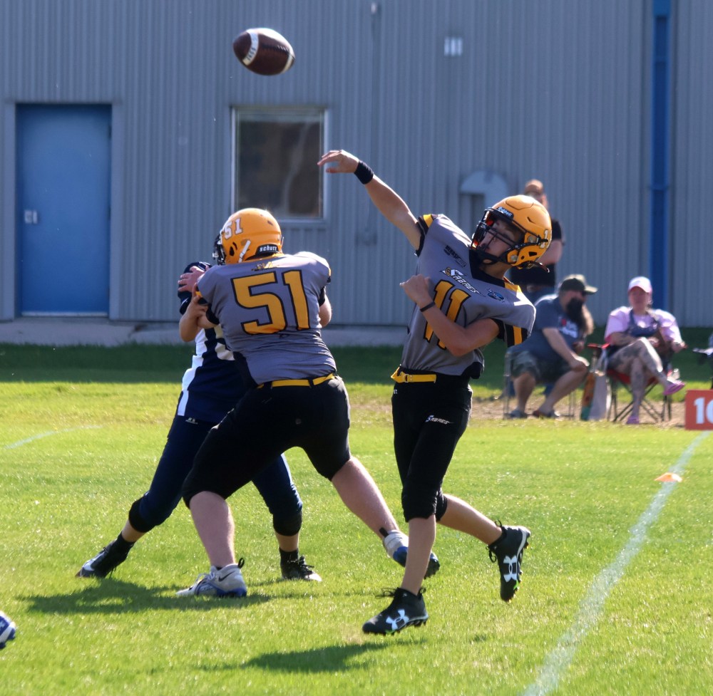 The SRSS Sabres (varsity and junior varsity) took on Grant Park for a pair of spring exhibition football games May 22. (Cassidy Dankochik The Carillon)