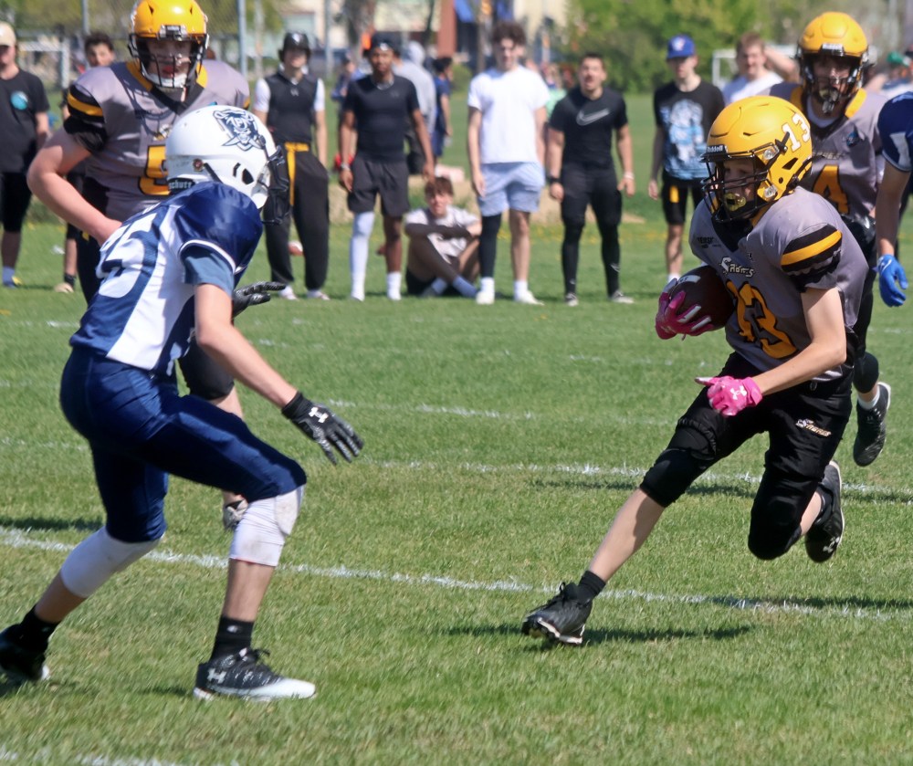 The SRSS Sabres (varsity and junior varsity) took on Grant Park for a pair of spring exhibition football games May 22. (Cassidy Dankochik The Carillon)