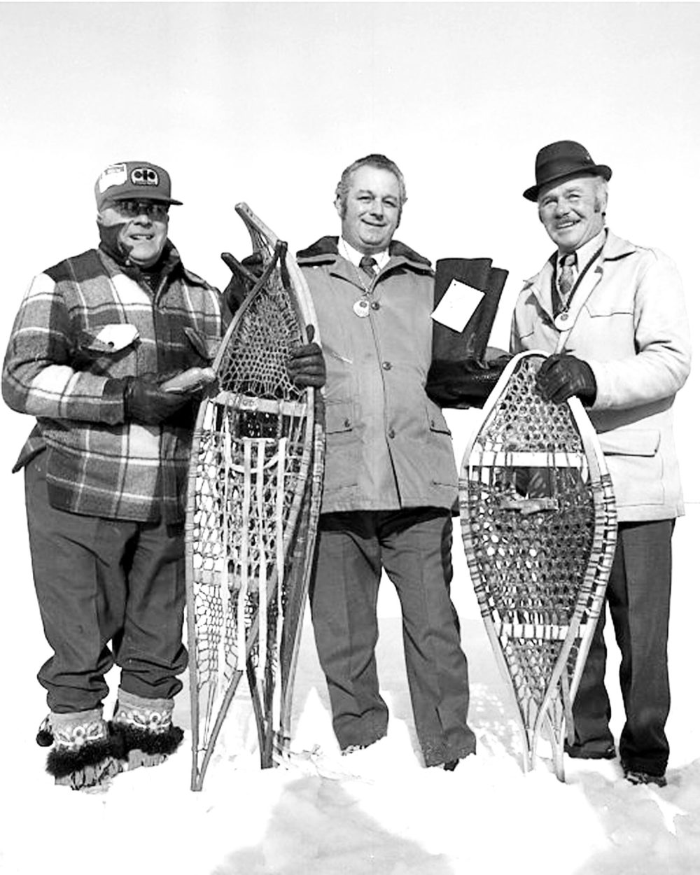 CARILLON ARCHIVES
An ever-smiling RM of De Salaberry Reeve Zeph Audet, winner of the True Grit Award, joins the winners for a photo at the finish line. RM of La Broquerie Reeve Rene Lacoste finished first and RM of Hanover Reeve John Harms was a close second in a mayors’ and reeves’ snowshoe race at the Fun in the Snow event, launching Steinbach centennial celebrations in January.