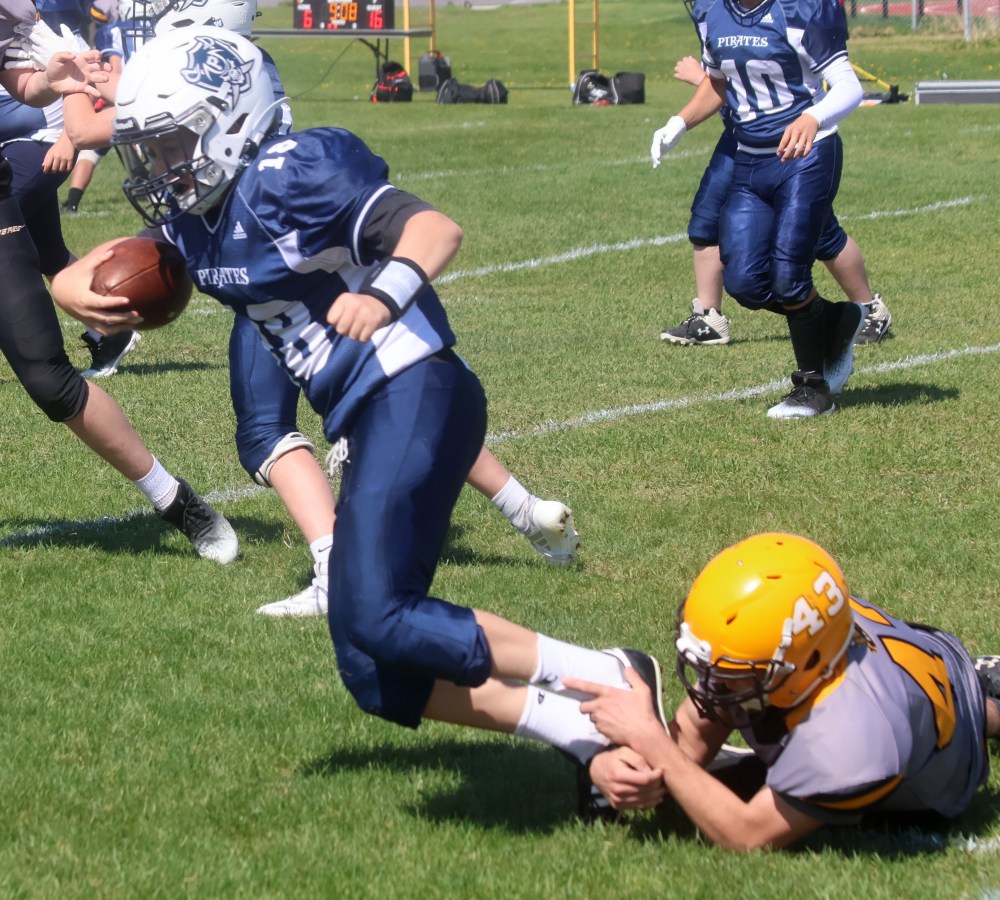The SRSS Sabres (varsity and junior varsity) took on Grant Park for a pair of spring exhibition football games May 22. (Cassidy Dankochik The Carillon)
