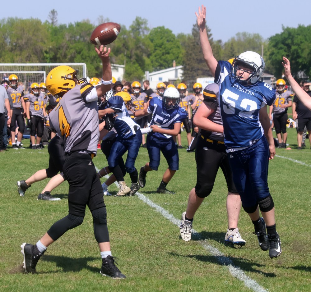 The SRSS Sabres (varsity and junior varsity) took on Grant Park for a pair of spring exhibition football games May 22. (Cassidy Dankochik The Carillon)