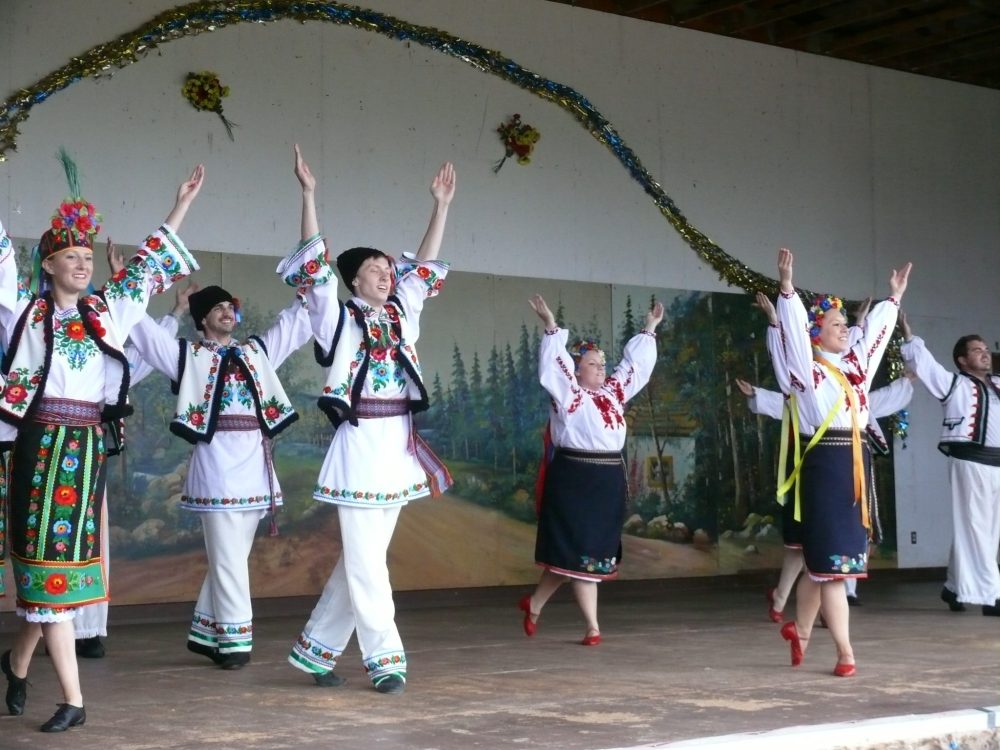CHRIS GAREAU CARILLON ARCHIVES
Ukrainian dancers performing on stage for the Gardenton Ukrainian Festival.