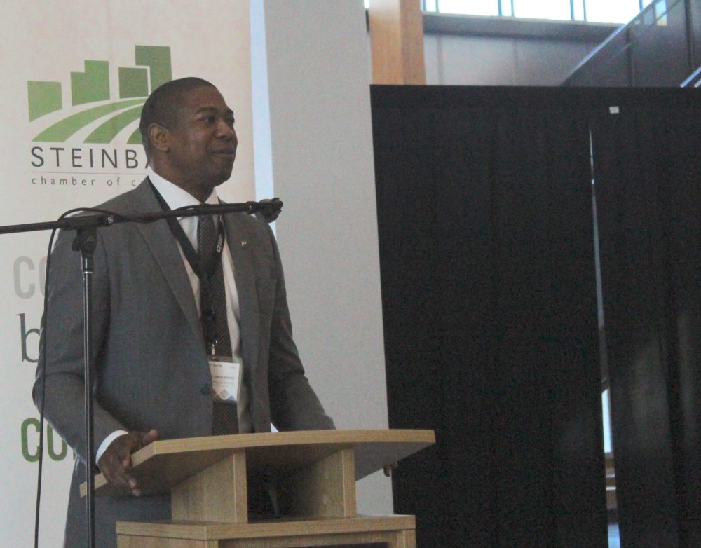 CHRIS GAREAU THE CARILLON
Minister of Business, Mining, Trade and Job Creation Jamie Moses speaking to members of the Steinbach Chamber of Commerce during an economic development tour by the Manitoba Chambers of Commerce April 25.