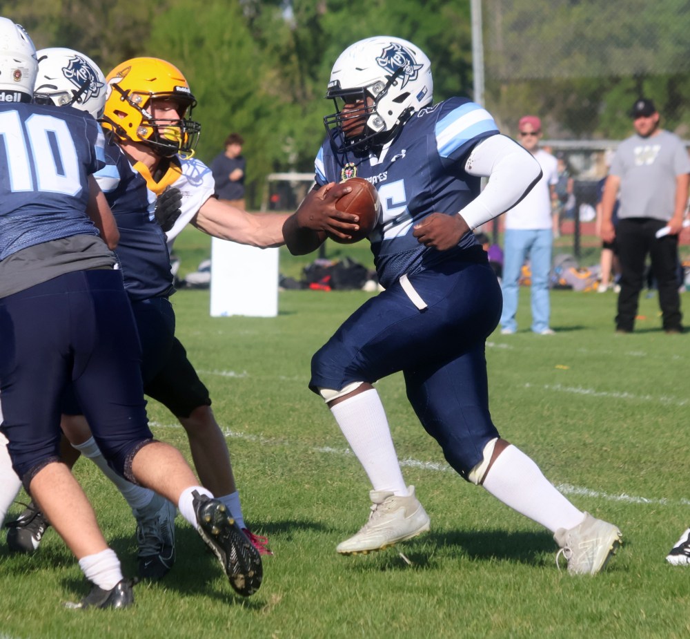 The SRSS Sabres (varsity and junior varsity) took on Grant Park for a pair of spring exhibition football games May 22. (Cassidy Dankochik The Carillon)