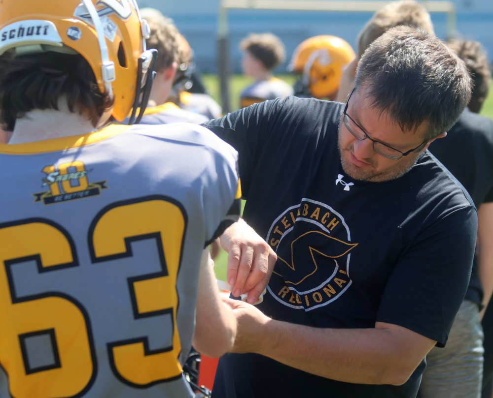 The SRSS Sabres (varsity and junior varsity) took on Grant Park for a pair of spring exhibition football games May 22. (Cassidy Dankochik The Carillon)