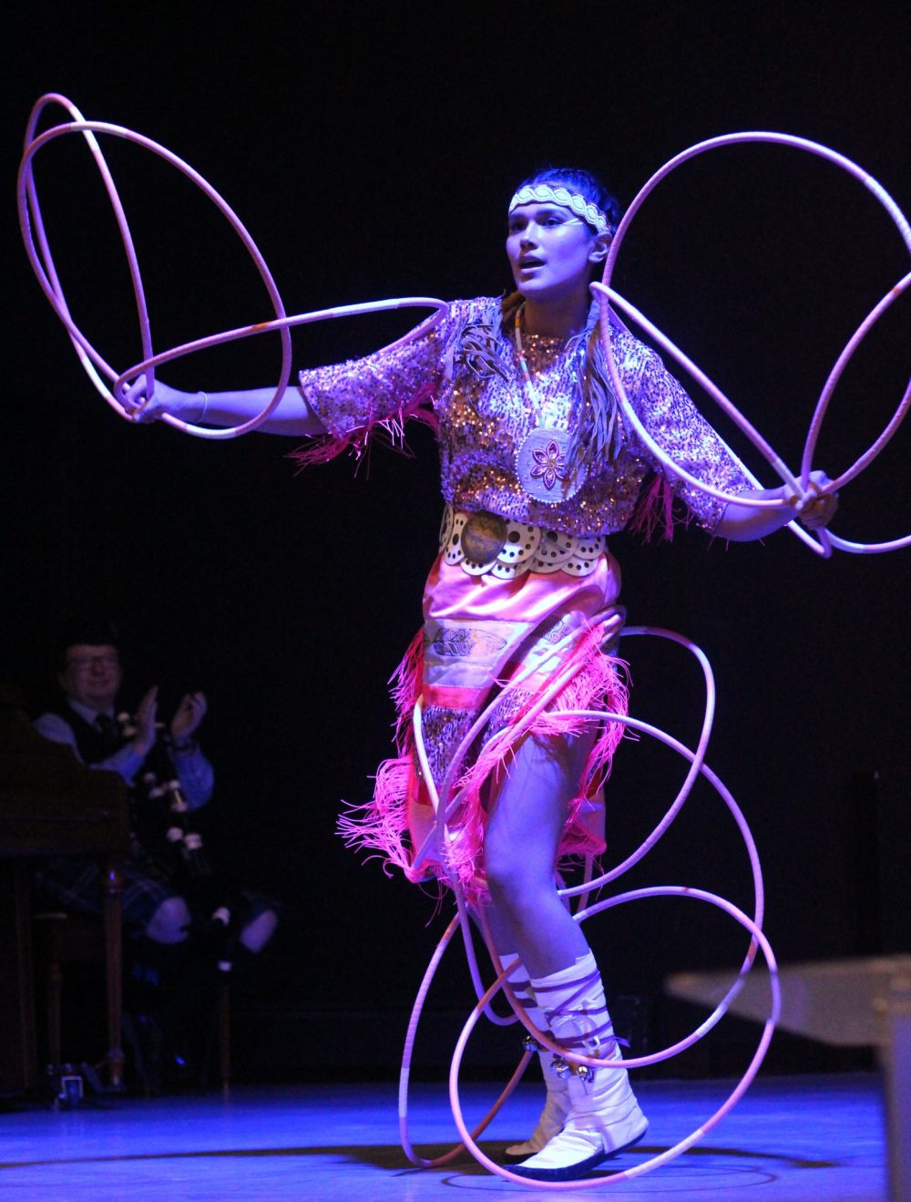 TONI DE GUZMAN THE CARILLON
Charisma Mason performs with multiple hula hoops as she imitates a bird at the Pat Porter Active Living Centre on Monday as part of the 2025 Manitoba 55+ Games opening ceremonies.
Charisma Mason performs with multiple hula hoops as she imitates a bird at the Pat Porter Active Living Centre on Monday as part of the 2025 Manitoba 55+ Games opening ceremonies.