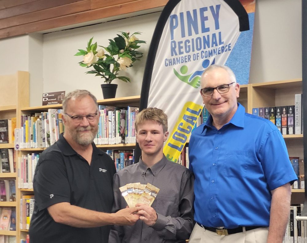 SVJETLANA MLINAREVIC THE CARILLON
Miguel Bouchard, Grandma’s Garage, won first place and $500 in the Piney Regional Chamber of Commerce’s Youth Entrepreneur Challenge on May 15. Here he is pictured with John Prevost, president of Piney Regional Chamber of Commerce (left) and Mark Bernard, business coach.The Dragon’s Den style event invited students from across the region to pitch their business ideas for cash prizes.