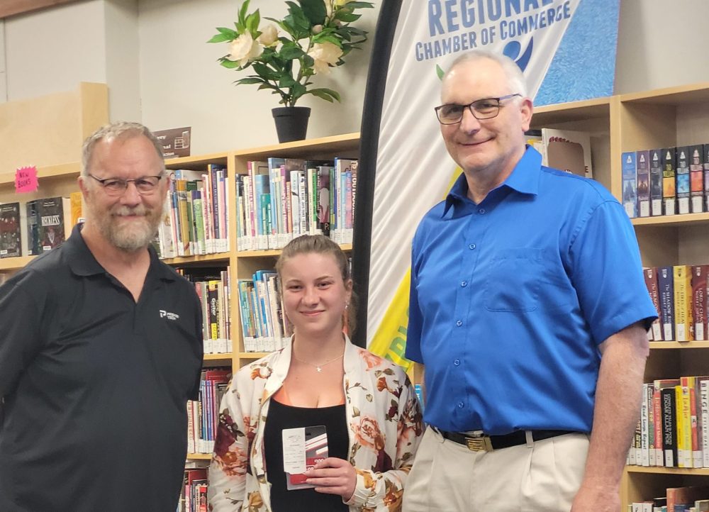 SVJETLANA MLINAREVIC THE CARILLON
Alexis Gobeil, Gobeil’s Gifts, won secodn place and a $100 Co-op gift card in the Piney Regional Chamber of Commerce’s Youth Entrepreneur Challenge on May 15. Here she is pictured with John Prevost, president of Piney Regional Chamber of Commerce (left) and Mark Bernard, business coach. The Dragon’s Den style event invited students from across the region to pitch their business ideas for cash prizes.