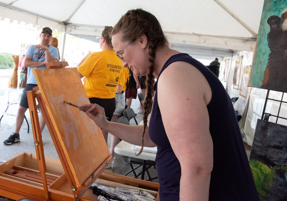 SVJETLANA MLINAREVIC THE CARILLON
Artist Amanda Peters paints two dogs in the Artists Tent at Summer in the City on June 13, 2025 in Steinbach.
