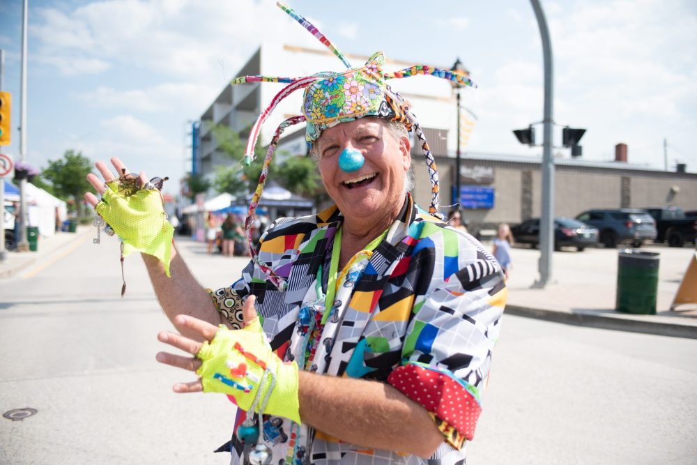SVJETLANA MLINAREVIC THE CARILLON
Caricature artists Alan Sideen takes a walk down Main Street at Summer in the City on June 13, 2025 in Steinbach.