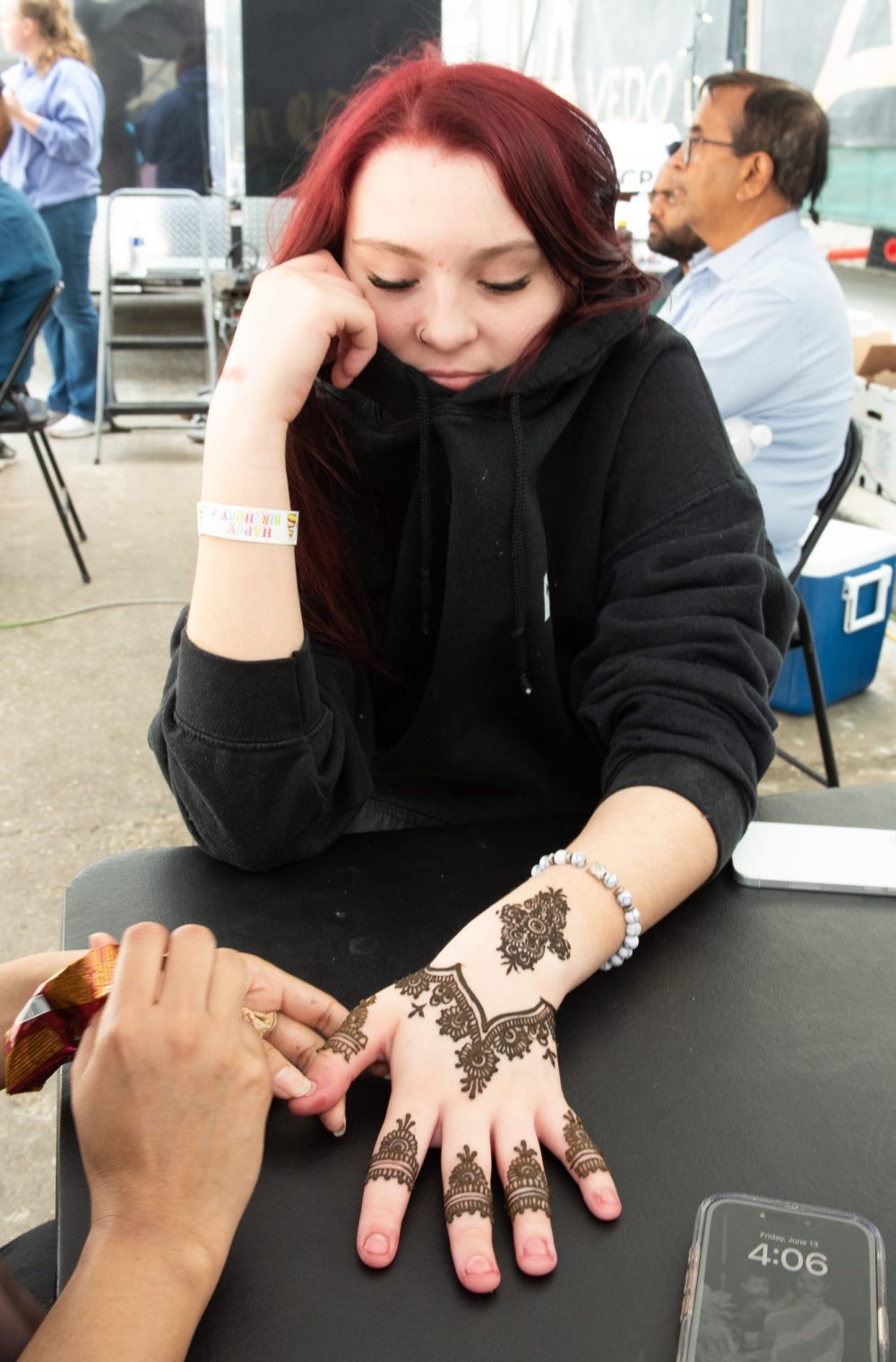 SVJETLANA MLINAREVIC THE CARILLON
Addy Kyriluke from Winnipeg gets a henna tattoo at Summer in the City on June 13, 2025 in Steinbach.