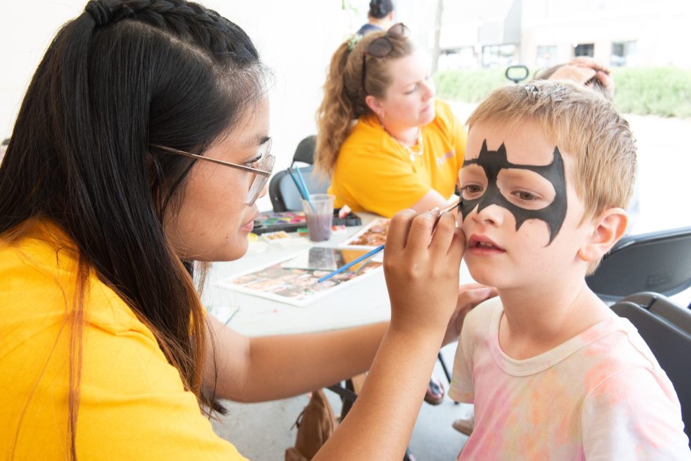 SVJETLANA MLINAREVIC THE CARILLON
Parker Copeland gets his face painted by Janah De Guzman at Summer in the City on June 13, 2025 in Steinbach.
