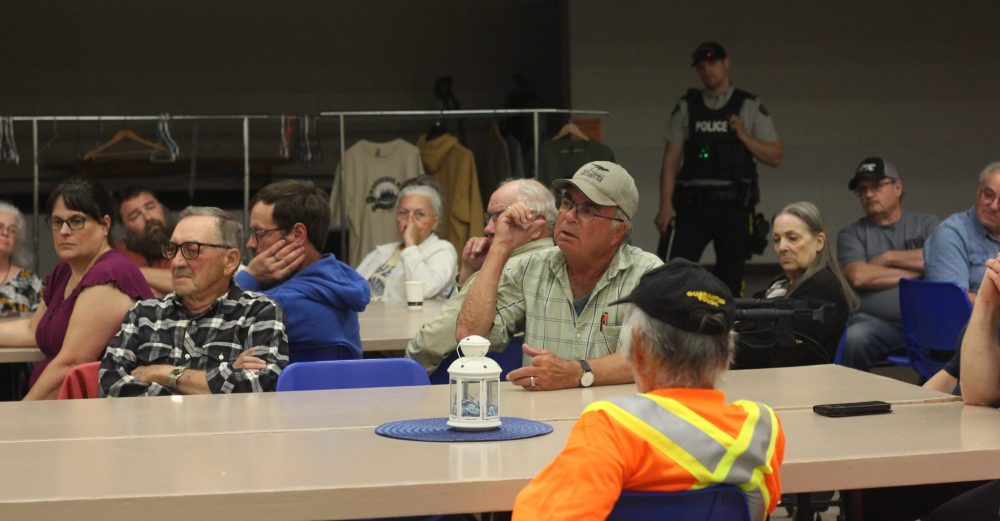 TONI DE GUZMAN THE CARILLON
Barry Fontaine speaking about his concerns at the Woodridge wildfire meeting.