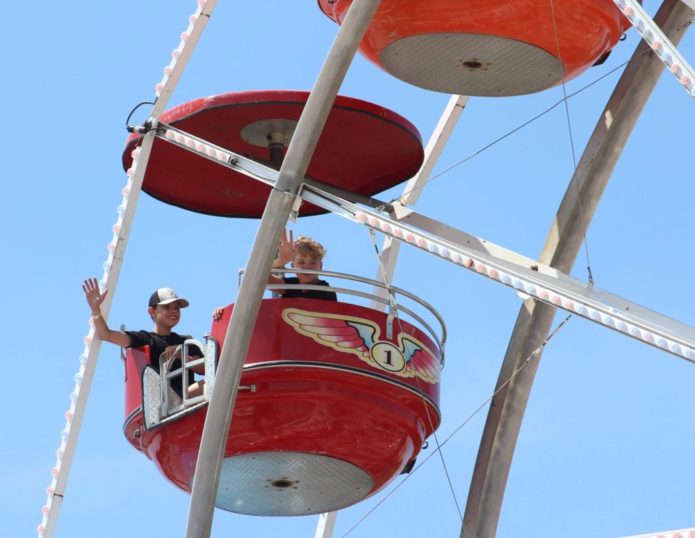 TONI DE GUZMAN THE CARILLON
Tyler Hildebrand (left) and Malachi Hildebrand (right) waves to their family while at the top of the Ferris wheel.