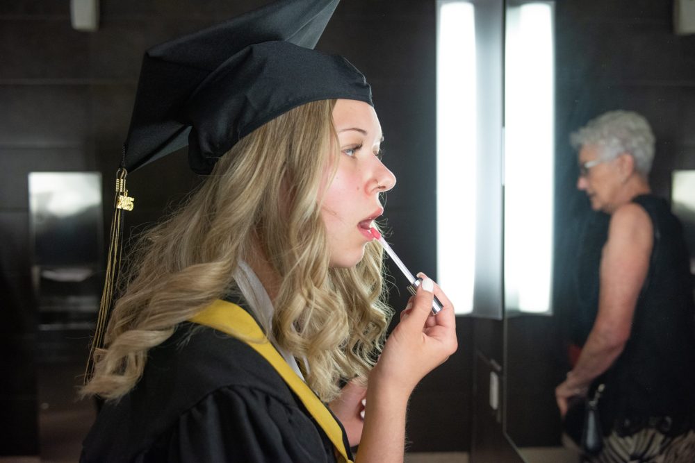 SVJETLANA MLINAREVIC THE CARILLON
Steinbach Regional Secondary School graduate Makara Dueck gets ready in the bathroom before the graduation ceremony at the Winnipeg Convention Centre on June 24, 2025.